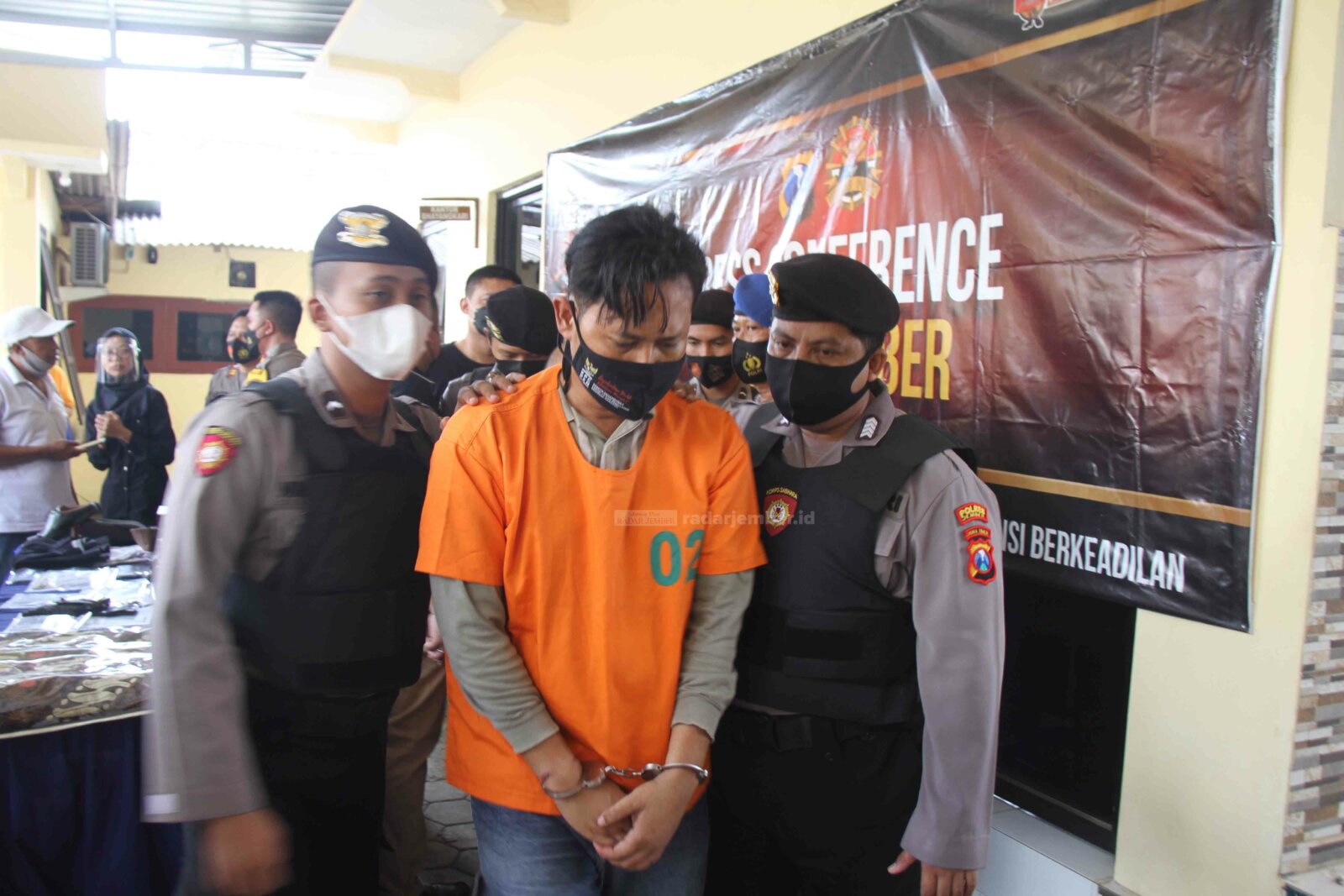 DIKELER: Petugas kepolisian membawa Gus Dani, satu dari dua tersangka penipuan kades Rp 4,7 miliar. Kini, keduanya mendekam di sel tahanan Polsek Wuluhan.