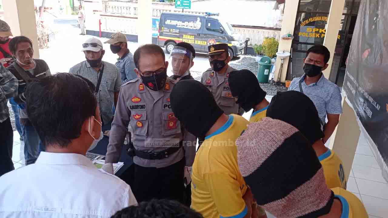 JALANI PROSES HUKUM: Sejumlah pelaku perusakan tugu IKSPI Kera Sakti yang berhasil diamankan Polsek Puger. Sedikitnya, ada empat pelaku yang ditangkap, 13 lainnya masih buron.