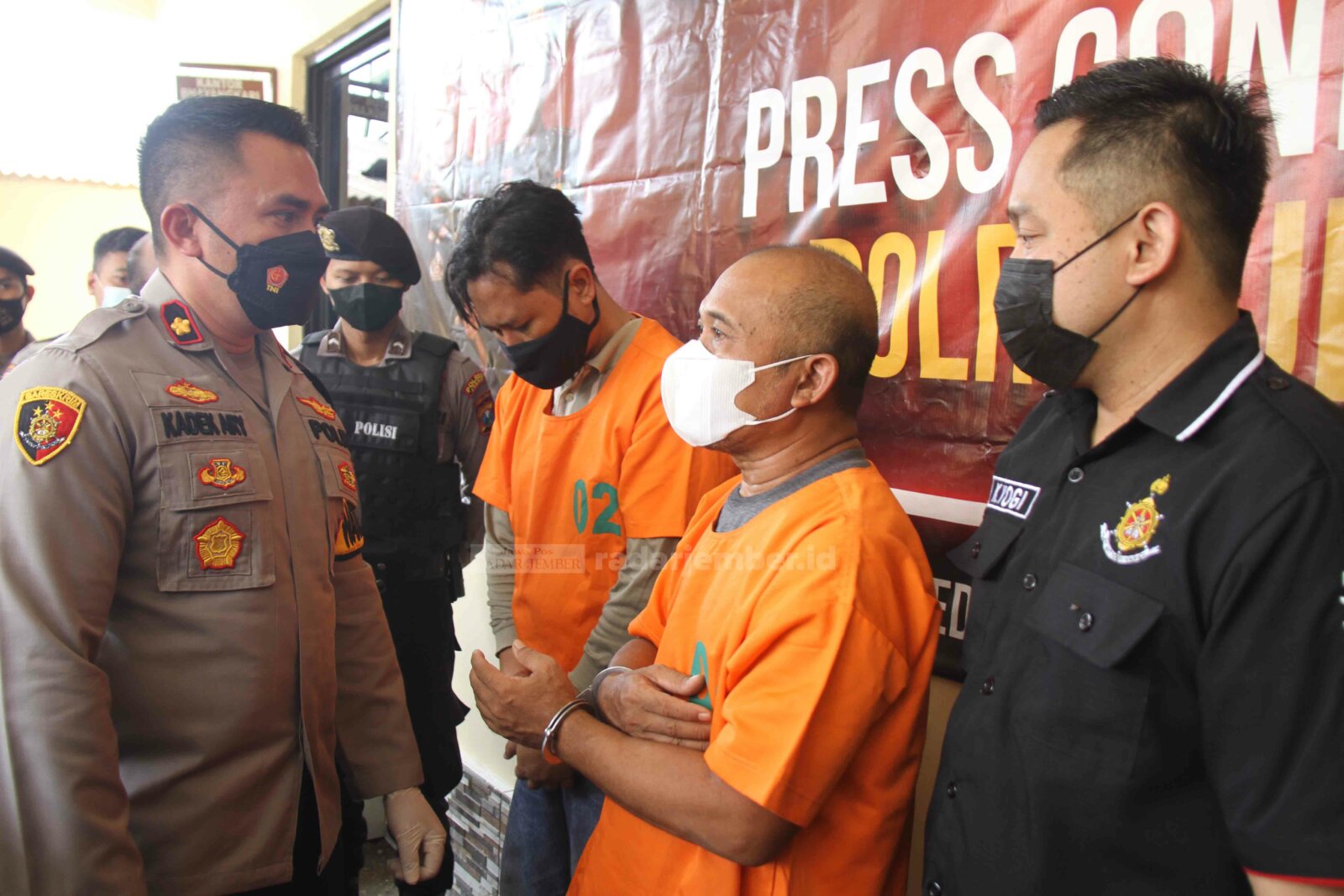 PENIPU KELAS KAKAP: Wakapolres Jember Kompol Kadek Ary Mahardika mencecar tersangka kasus penipuan saat pers rilis di kantor Polsek Wuluhan, kemarin (26/5).