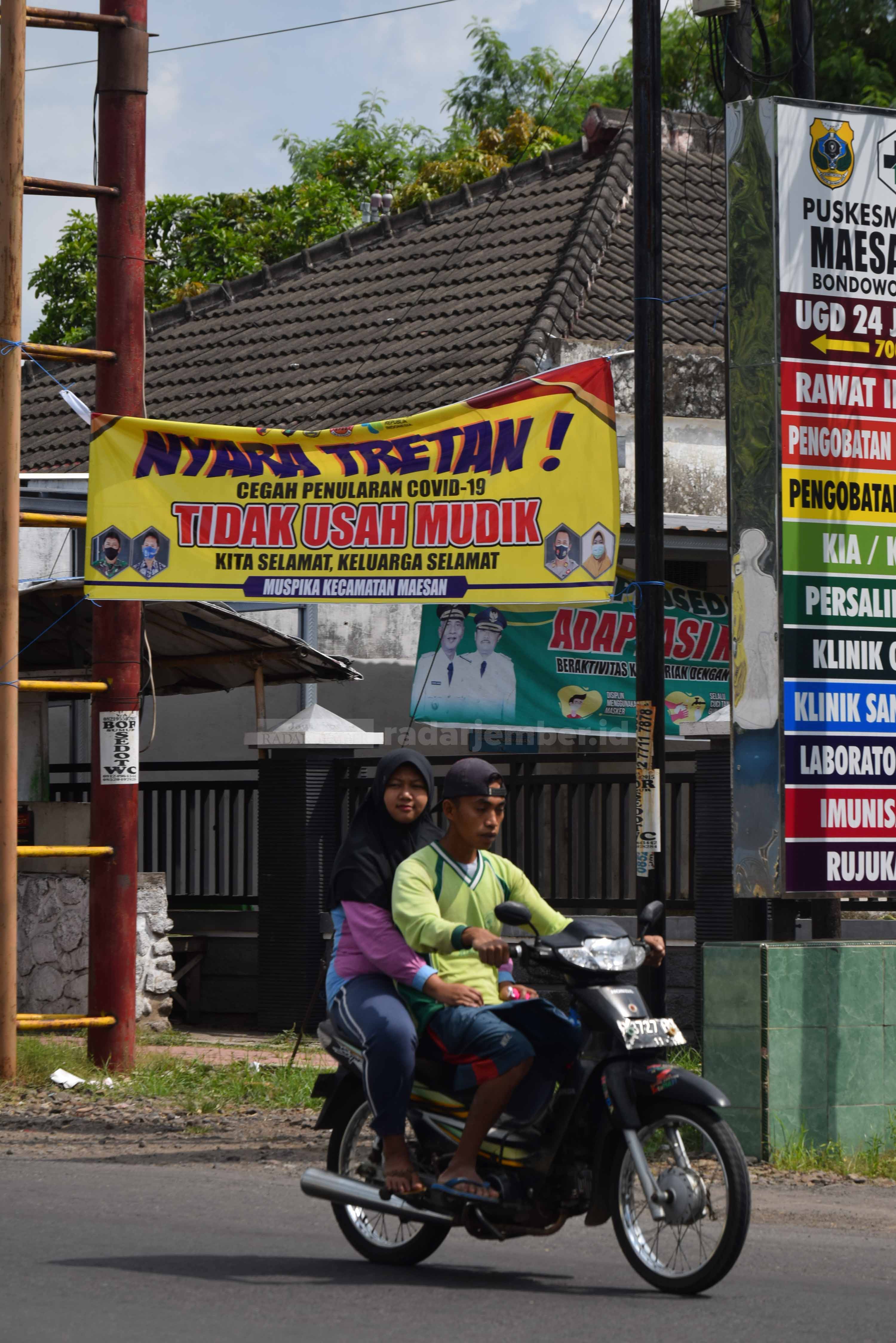 UNIK: Salah satu spanduk imbauan agar tidak mudik terpampang di beberapa titik persimpangan wilayah Kecamatan Maesan, perbatasan Bondowoso-Jember.