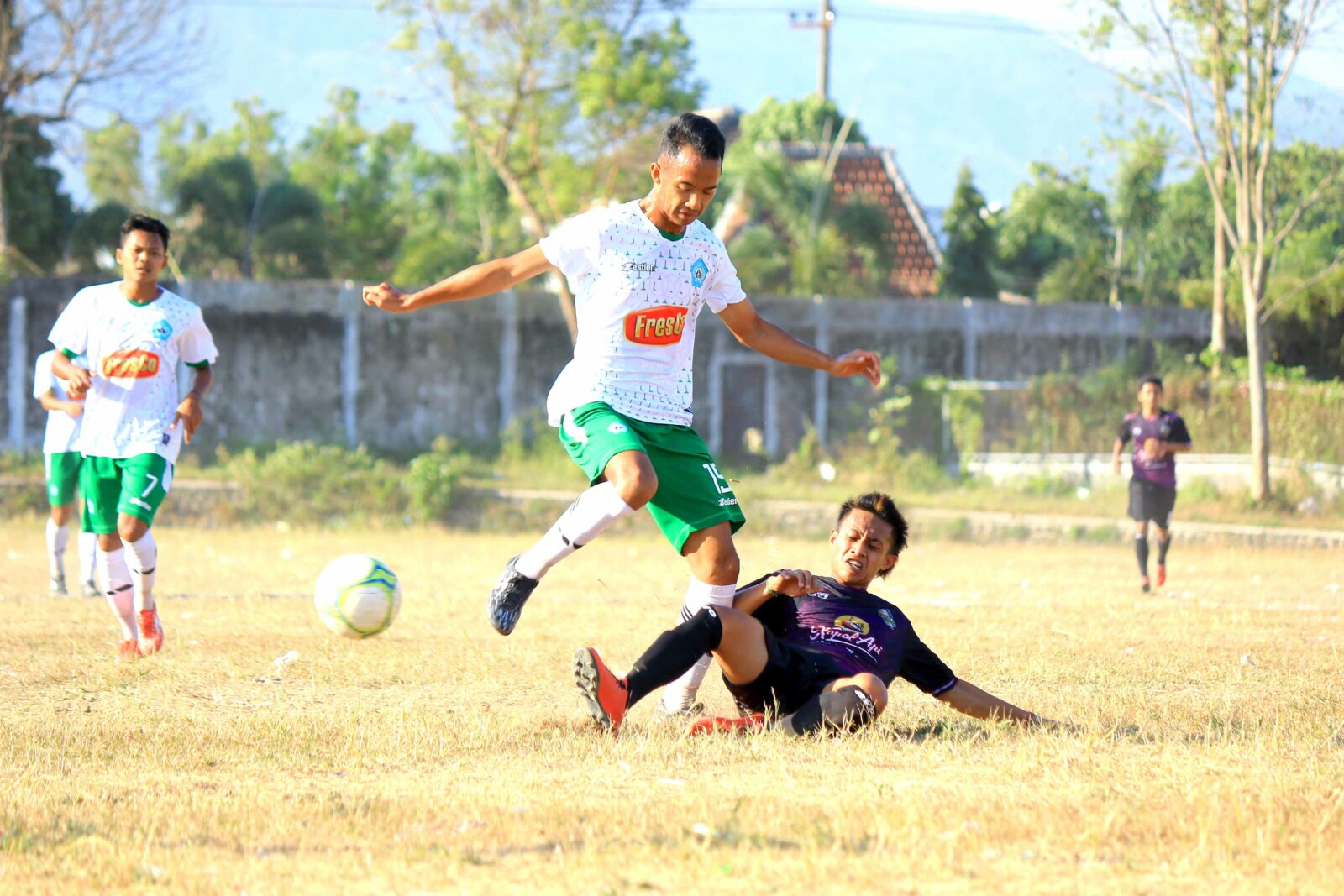 BERUSAHA EKSIS: Pemain Persebo Muda (jersey gelap) mencoba merebut bola dari kaki pemain PSIL Lumajang dalam Liga 3, 2019 lalu. Kelanjutan Persebo Muda sekarang ini belum sepenuhnya jelas.