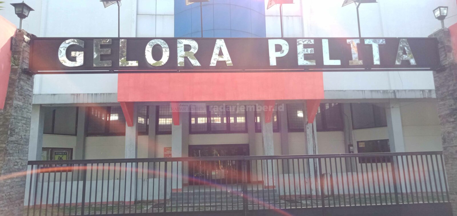 BATASI WAKTU: Batas penggunaan GOR Pelita untuk olahraga hingga pukul 22.30. Sedangkan untuk Stadion Magenda dan Lapangan Tenis Magenda hanya sampai 17.30 saja.