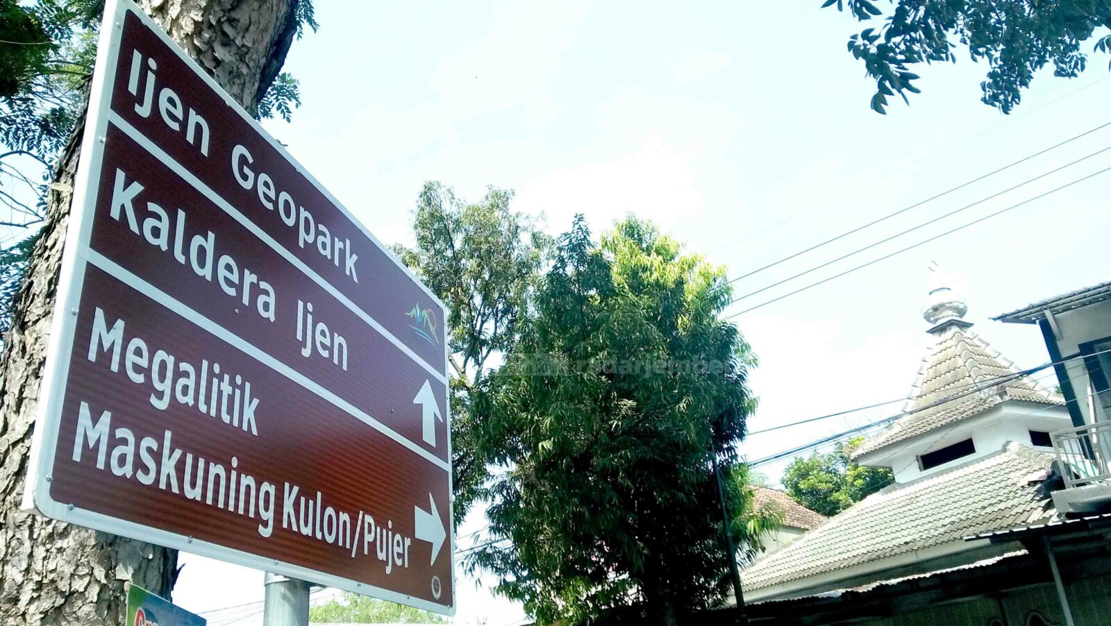 BELUM BANYAK: Rambu-rambu petunjuk arah wisata di situs Ijen Geopark masih belum banyak. Sebelum bulan puasa kemarin, hanya terpasang di empat titik saja.