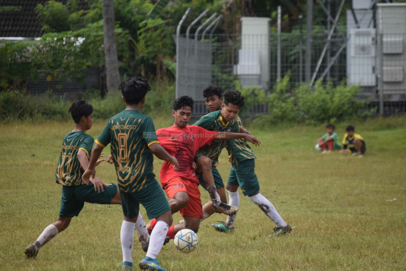 DIKEPUNG: Pemain Jember Putra (merah) dikawal sejumlah pemain SSB Arseko dalam lanjutan Liga Elite Mandiri di Lapangan Perintis, kemarin. Arseko harus mengakui keunggulan tim tamu dengan skor 0-2.