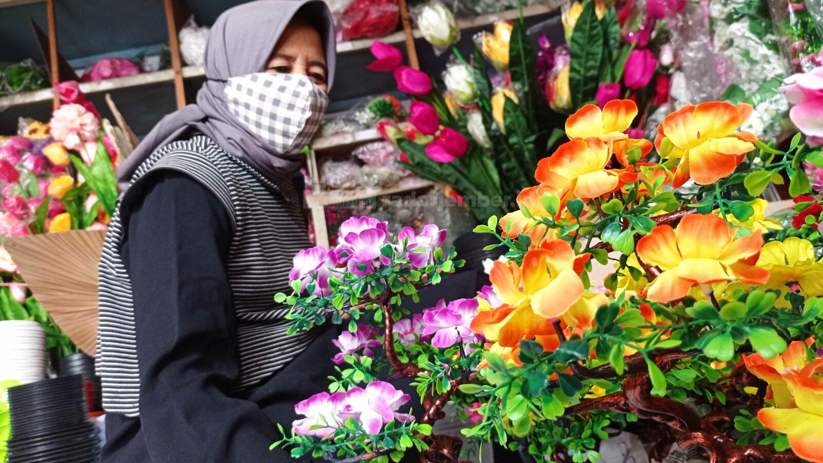 LARIS MANIS: Salah satu pembeli memilih bunga hias plastik di salah satu toko bunga, Tompokersan, kemarin. Bunga tersebut menjadi incaran masyarakat untuk dibeli mendekati Lebaran.