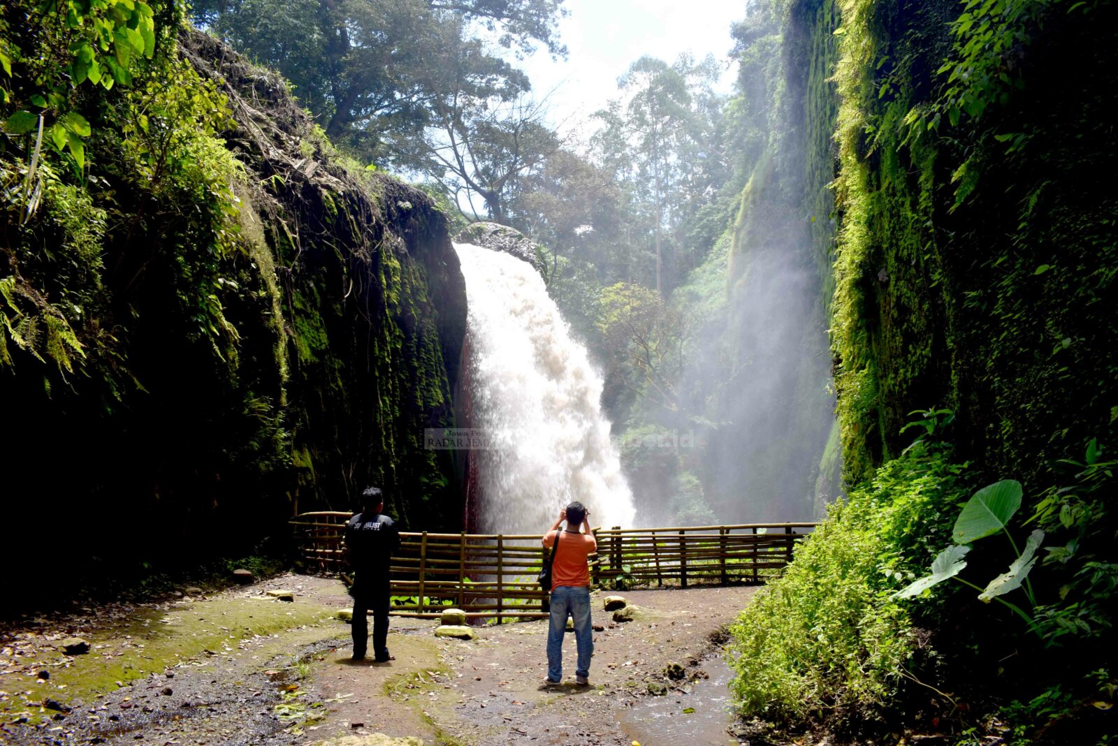 TEMPATNYA INDAH: Air Terjun Blawan menjadi salah satu situs geologi Ijen Geopark. Sayangnya, jalan menuju Blawan ini masih banyak berlubang.