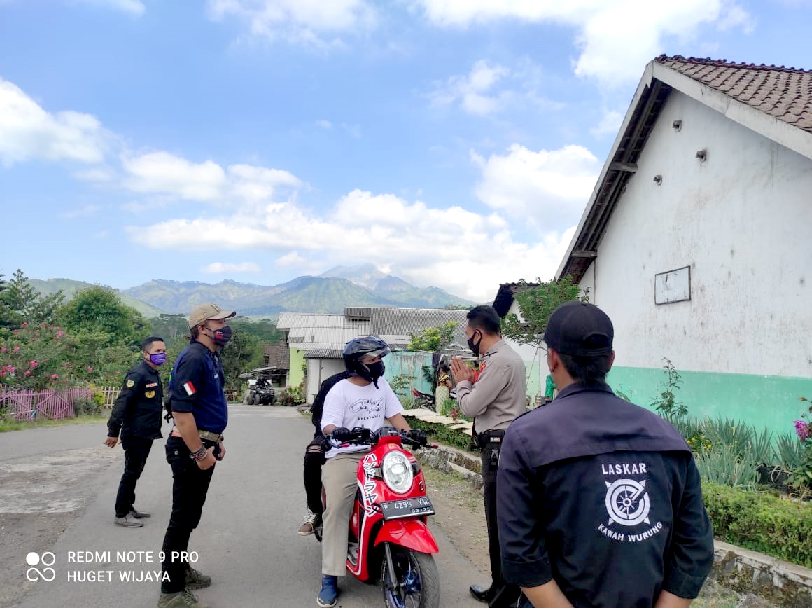 TEGAS: Para petugas sedang memberikan penjelasan kepada wisatawan yang memaksa liburan. Sebelum diminta untuk memutar balik kendaraannya.