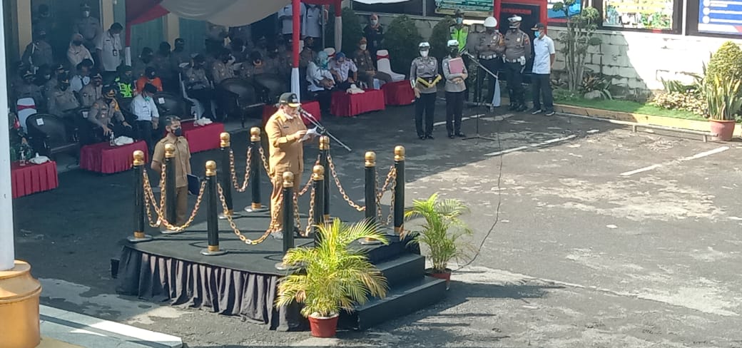 SIAGAKAN PASUKAN: Bupati Jember Hendy Siswanto ketika apel persiapan Hari Raya Idul Fitri di Polres Jember, Rabu (5/5).