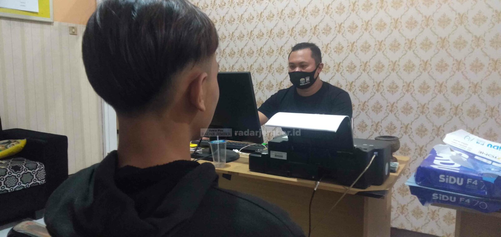 DIMINTAI KETERANGAN: Rn, 16, warga Kecamatan Sukorambi, saat dimintai keterangan. 