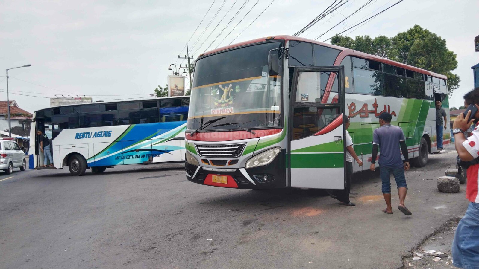 TUNGGU KEBIJAKAN: Sejumlah bus terlihat masih beroperasi di Terminal Tawang Alun, kemarin (29/4). Para pengusaha PO serta sopir dan kernet masih harap-harap cemas dengan kebijakan tentang mudik.