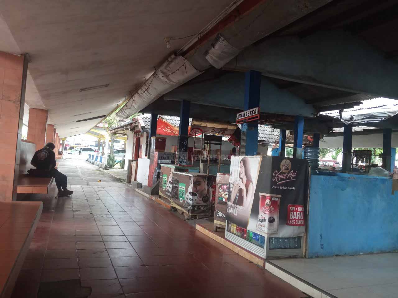 JAUH BERKURANG: Satu per satu pedagang di Terminal Tawang Alun mulai menutup warungnya akibat sepi pembeli.