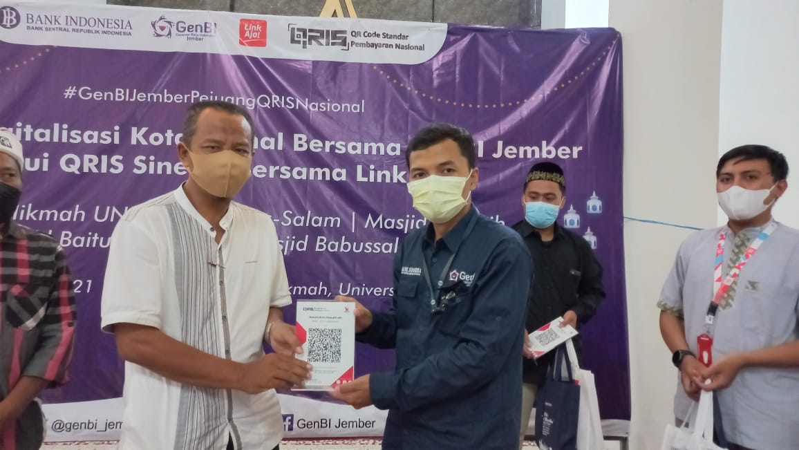 AMAL DIGITAL: Peresmian digitalisasi kotak amal oleh GenBi Jember di Masjid Al-Hikmah Unej, Minggu (2/5).