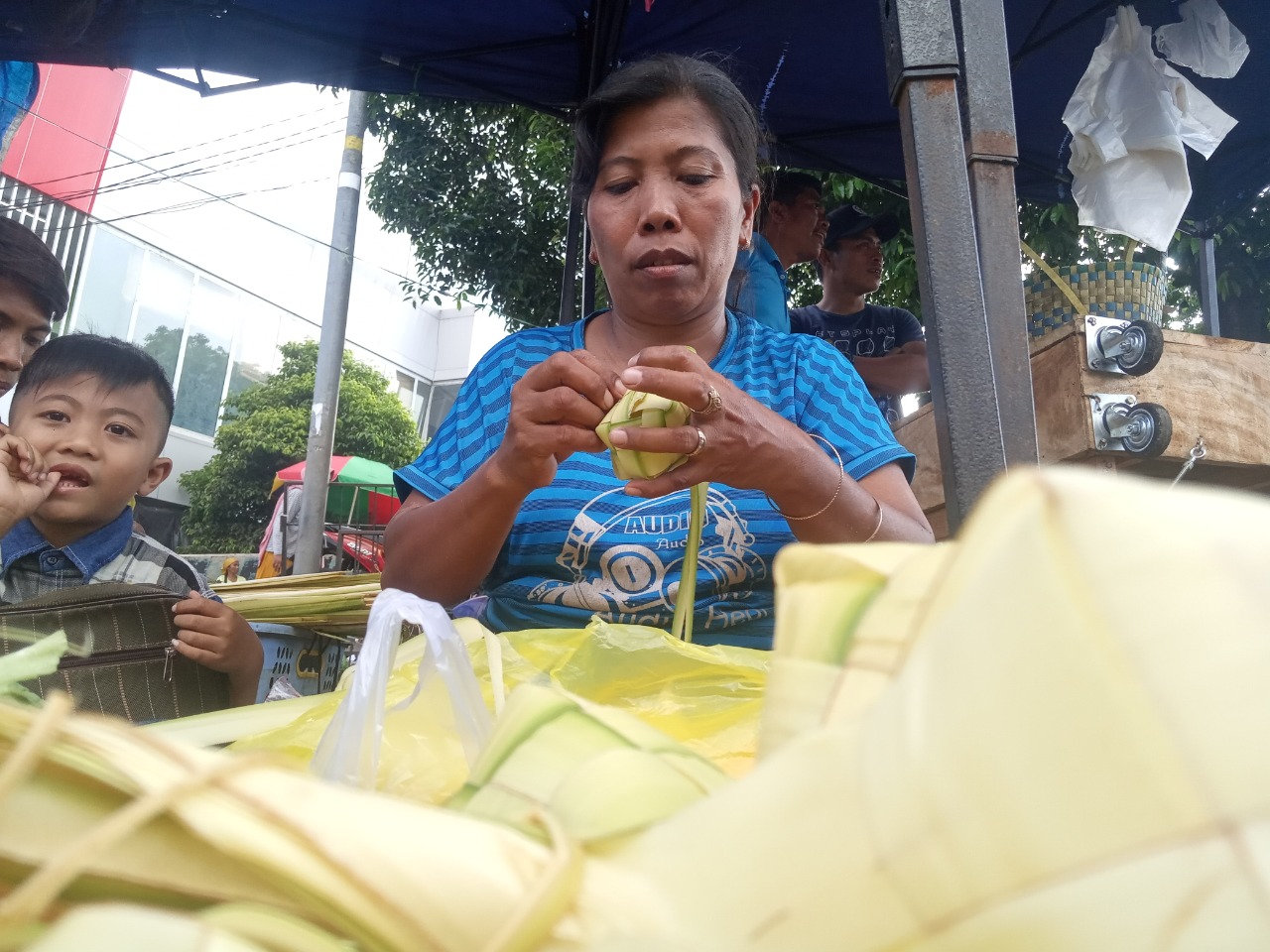 SUDAH TRADISI: Salah seorang penjual ketupat sedang mempersiapkan dagangannya sebelum dibawa ke pasar. Makanan ini menjadi kudapan tradisional saat Lebaran yang selalu diburu masyarakat.