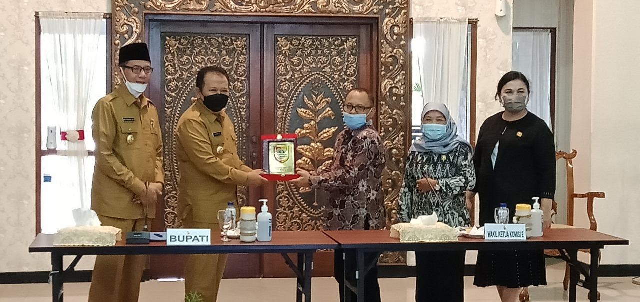 KUNJUNGAN: Bupati Jember Hendy Siswanto ketika menerima kunjungan Komisi E DPRD Jawa Timur, Selasa (18/5).