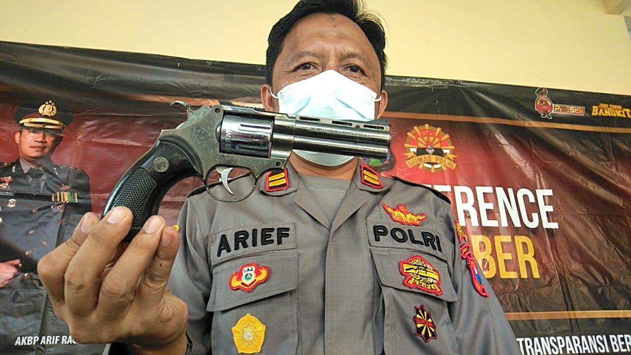 UNGKAP PERKARA: Polisi saat gelar pers terkait kasus penipuan di Polsek Wuluhan, Rabu (26/5).