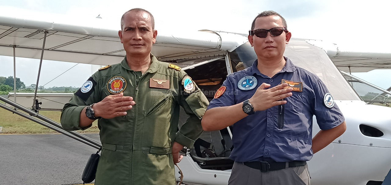 PERTUNJUKAN UDARA: Letkol (Kes) Irwanto (kiri), berfoto bersama dengan salah seorang penerbang di ajang air show 2021 di Bandara Notohadinegoro Jember, Minggu (30/5).