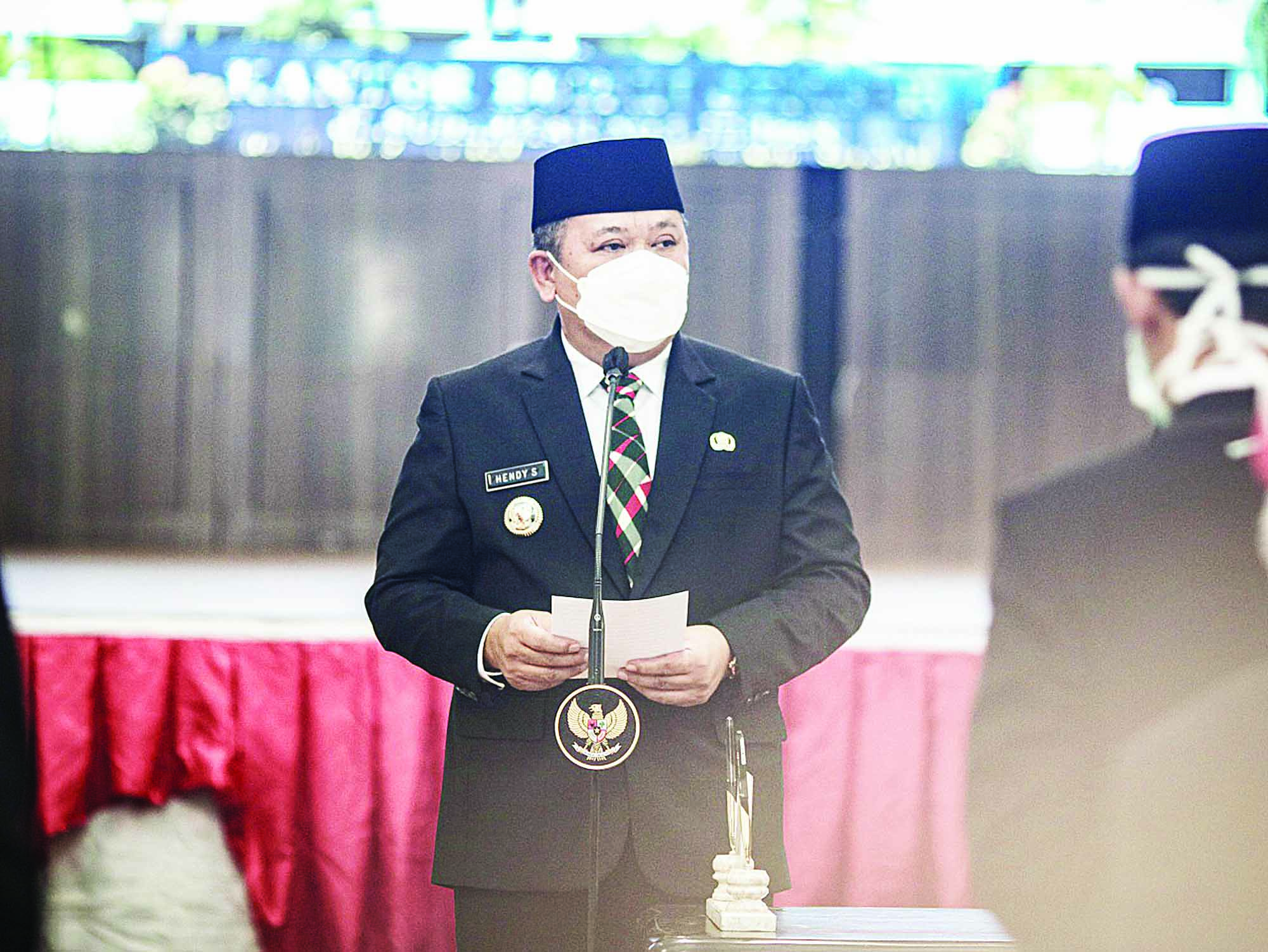 PIDATO: Bupati Hendy melantik pegawai sebelum memberi keterangan terkait penanganan kepulangan migrant Jember.