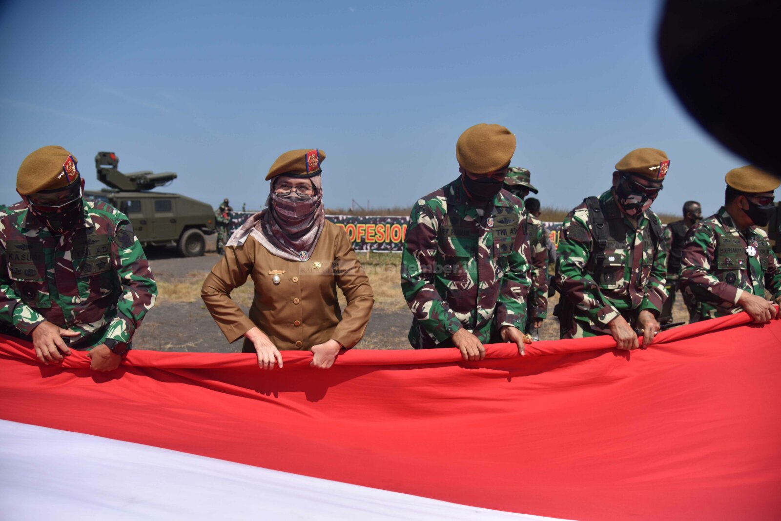COBA: Wakil Bupati Lumajang Indah Amperawati bersama beberapa prajurit TNI AD saat berpose setelah menjajal menembak menggunakan meriam di Air Weapon Range (AWR) di Desa Pandanwangi, Kecamatan Tempeh.