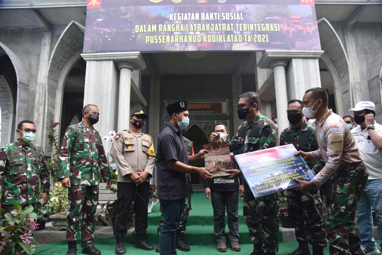 GELAR BAKSOS: Dankodiklatad Letjen TNI AM. Putranto saat melakukan bakti sosial di wilayah Kecamatan Pronojiwo. Bakti sosial ini juga dilakukan di sejumlah musala dalam rangka latihan tembak senjata berat. beberapa waktu lalu.