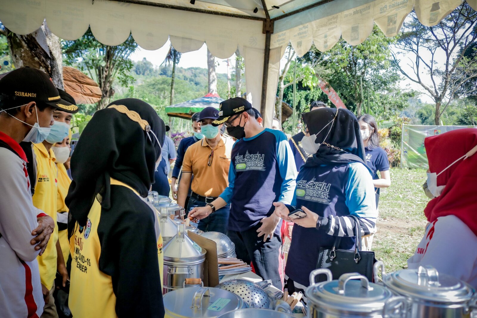 GELIAT WISATA: Wabup Jember Firjaun Barlaman (pakai topi tengah) saat melihat langsung potensi UMKM produksi sayangan atau alat dapur dalam pembukaan jelajah wisata di destinasi Agrowisata Boma, Kecamatan Panti, kemarin (19/6).