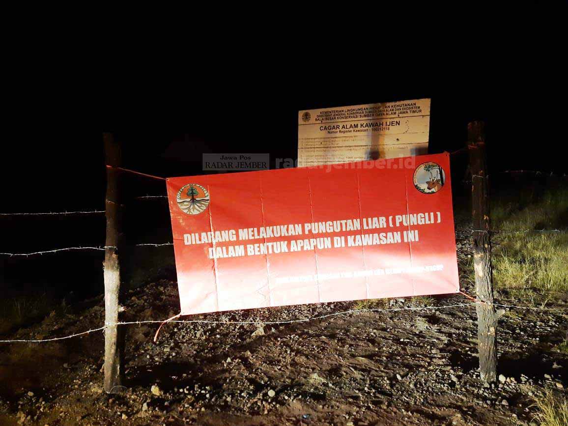 TUTUP DULU: Taman Wisata Alam (TWA) Kalipait dipasang kawat berduri dan spanduk peringatan pungutan liar. Kalipait ditutup sementara untuk wisatawan.
