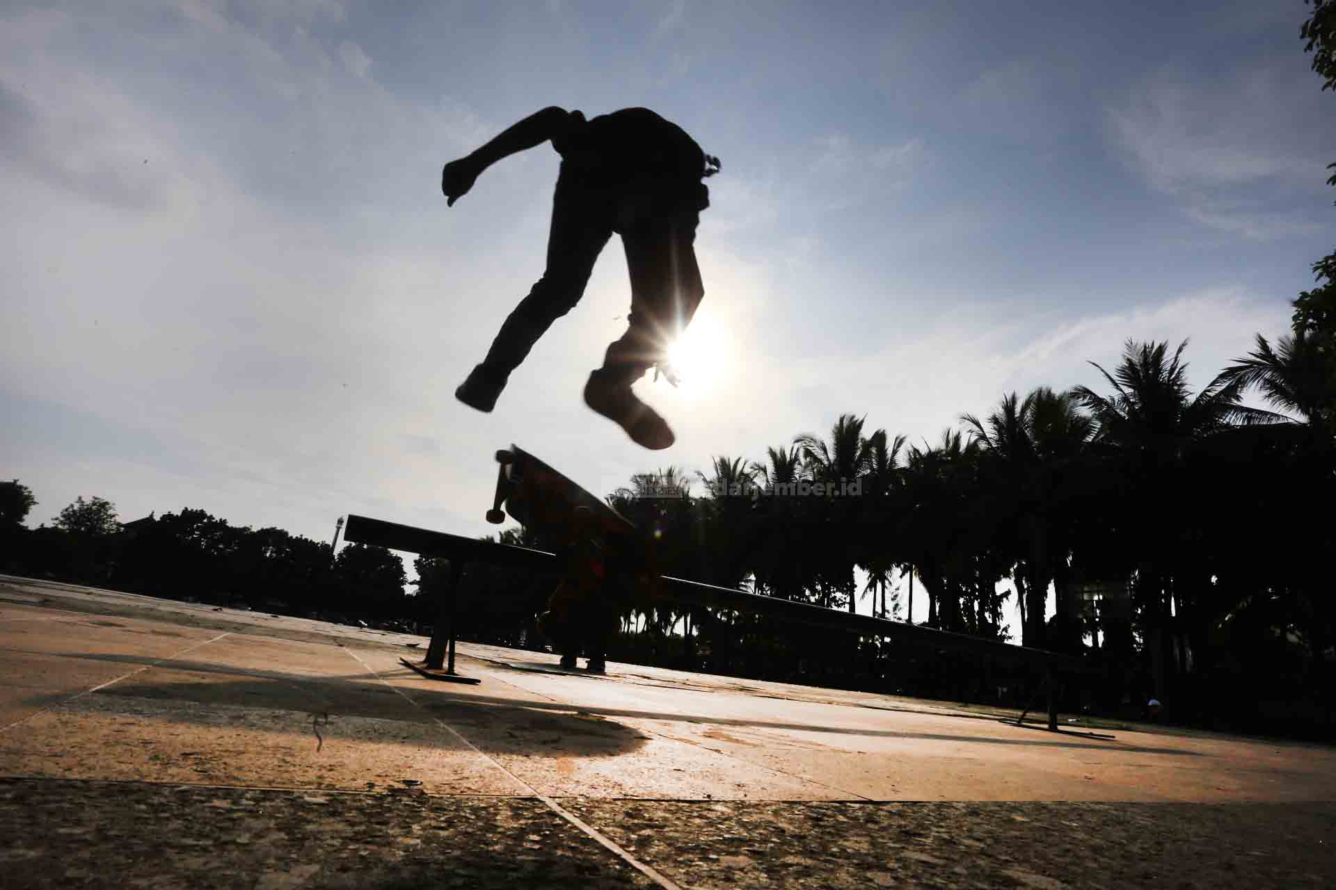 STREET SKATER: Para skater Jember dan daerah sekitar mulai unjuk gigi memeragakan teknik mengolah papan luncur di atas tiang besi. Namun, tingginya minat pemuda bermain skateboard tak diikuti dengan tersedianya skatepark.