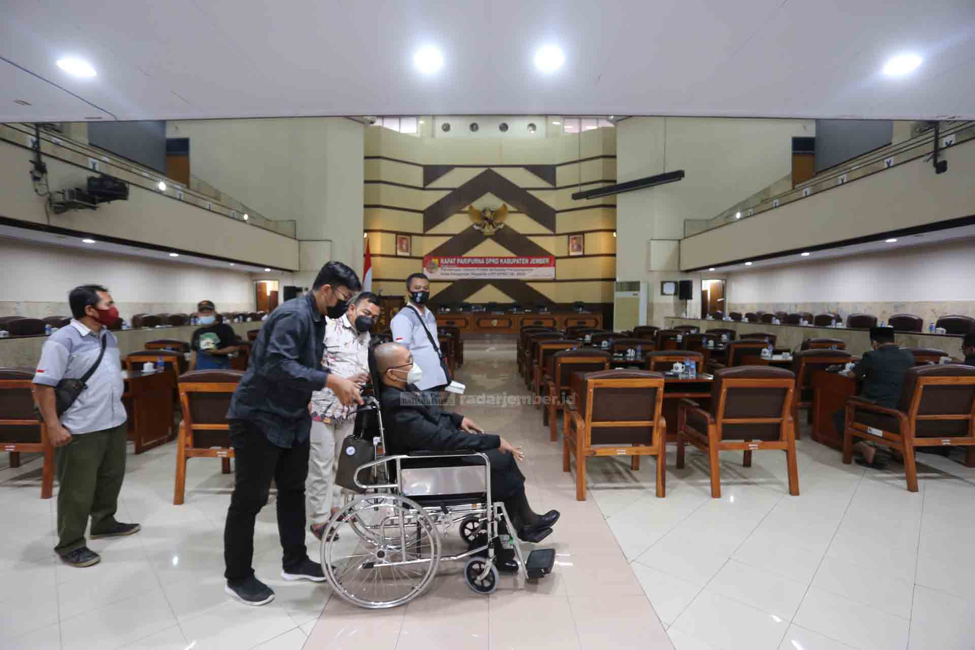 RAPAT PENDING: Anggota DPRD Jember Agusta Jaka Purwana meninggalkan ruang rapat. Agenda sidang paripurna LPP ABPD 2020 ditunda karena ada salah satu anggota dewan yang positif Covid-19.