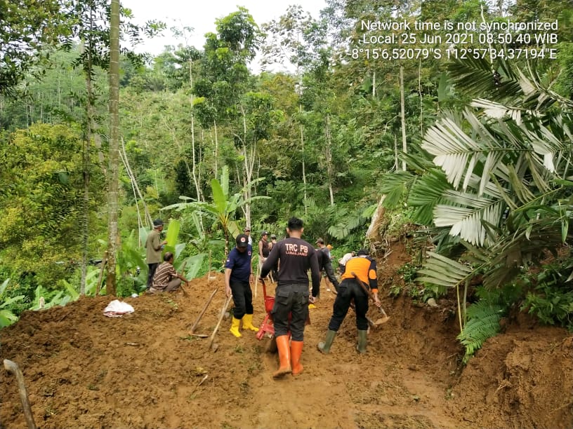 LONGSOR: Kondisi tanah longsor di Tempursari, Kamis (24/6) kemarin. Masyarakat diminta mewaspadai cuaca ekstrem berupa hujan lebat disertai angin kencang selama beberapa jam.