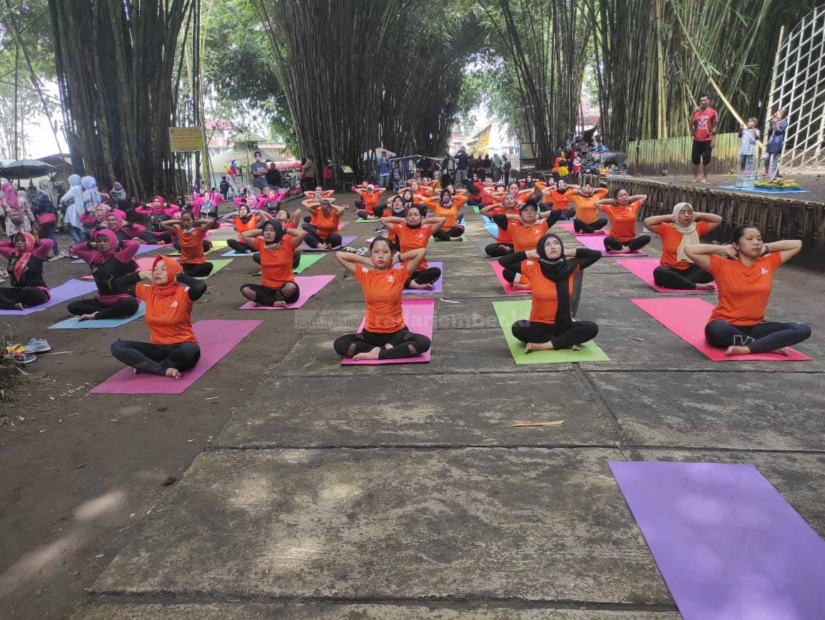 BERLATIH: Sejumlah personil dari sanggar Senam asal Jember ketika menjalani latihan Yoga di Hutan Bambu, kemarin. Mereka antusias karena menemukan lokasi yang kondusif untuk menjalani terapi.