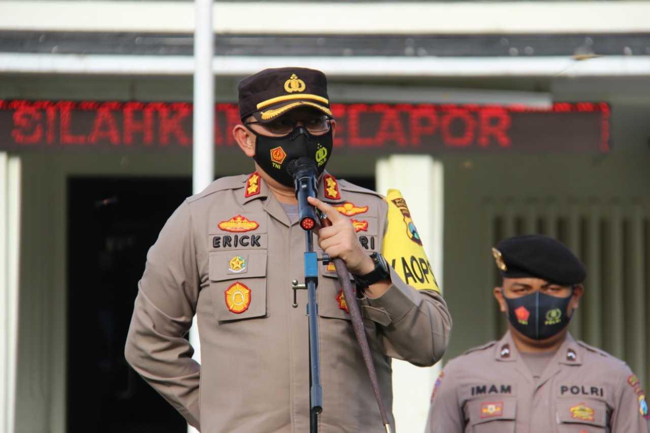 PIMPIN APEL: AKBP Erick Frendriz saat memimpin salah satu apel di Mapolres Bondowoso.