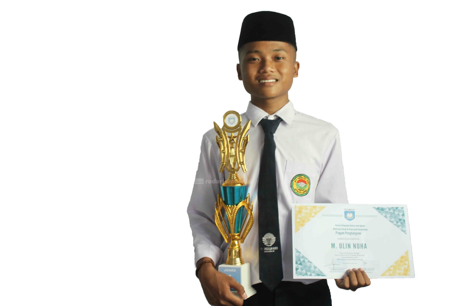 TERUS TUAI PRESTASI: Muhammad Ulin Nuha Ainul Fiqih, siswa kelas VIII C MTs Unggulan Nuris, sukses menorehkan prestasi dalam lomba baca puisi.