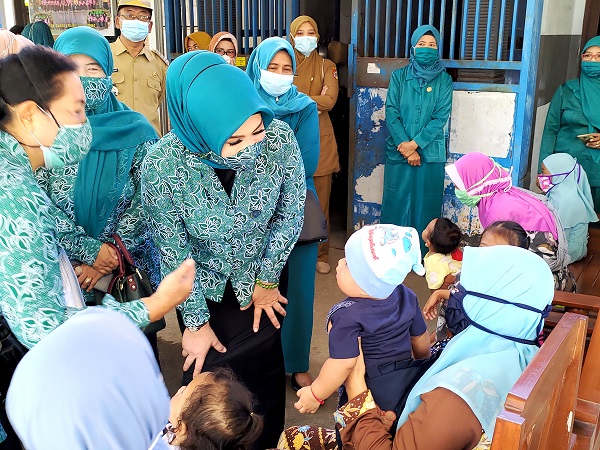 TERJUN LANGSUNG: Ketua TP PKK Jember Dra Hj Kasih Fajarini bertekad untuk menekan AKI-AKB dan stunting, lewat pemenuhan gizi ibu hamil.