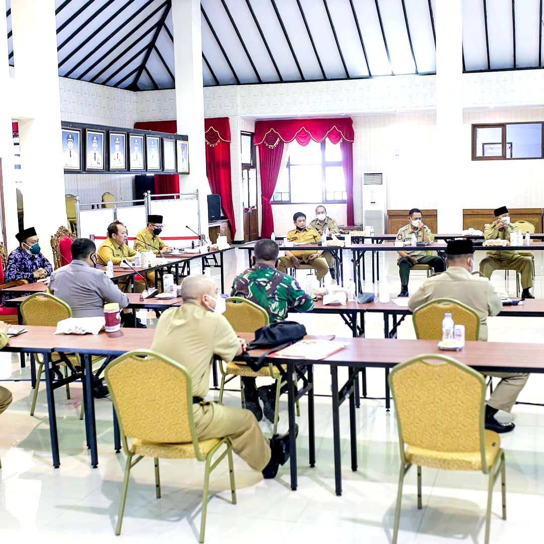 KOMPAK: Jajaran Forum Komunikasi Pimpinan Daerah (Forkopimda) Kabupaten Jember saat menyosialisasikan langkah-langkah pemberantasan persebaran Covid-19 kepada para camat, kades, hingga RT/RW di Pendapa Wahyawibawagraha, kemarin (29/6) siang.