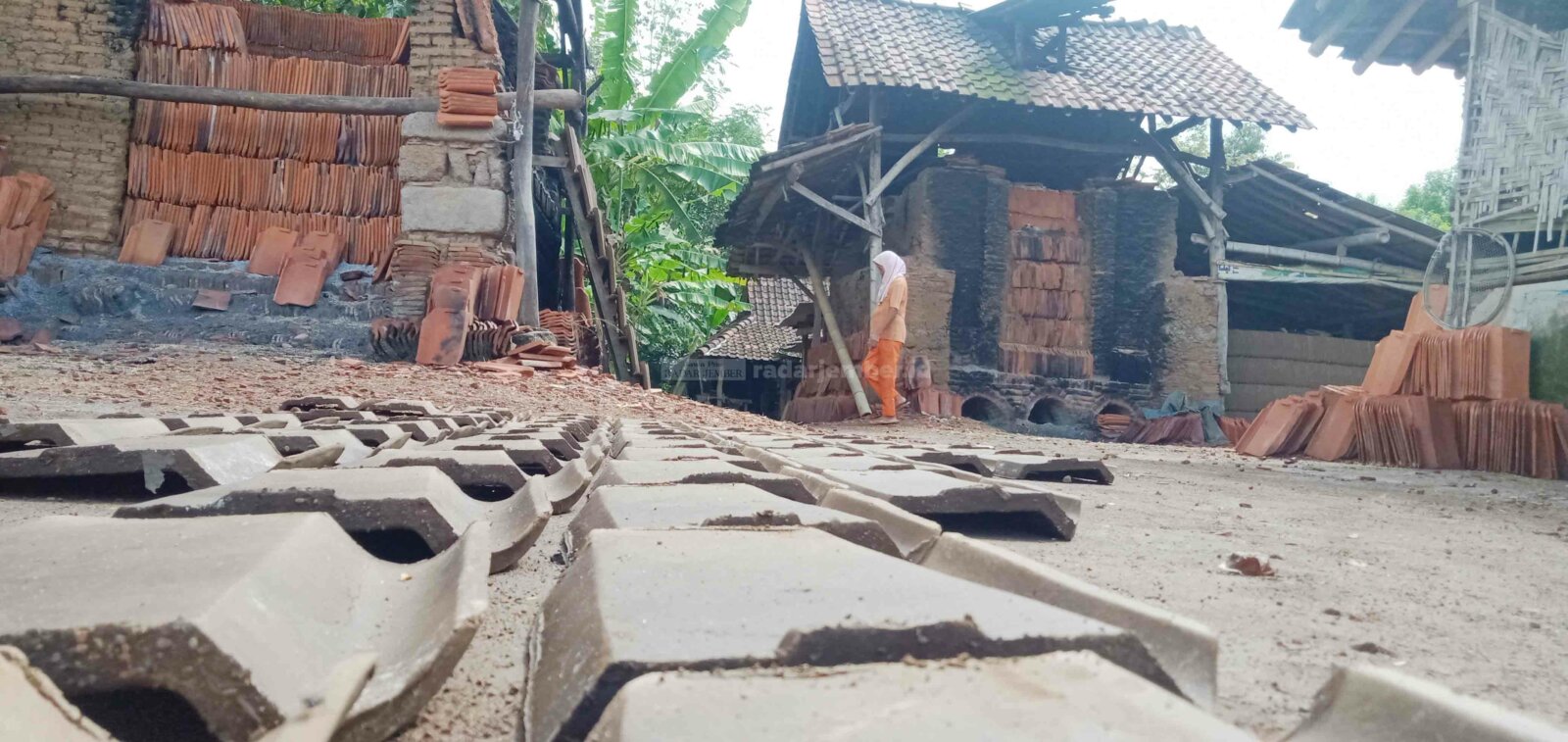 TERTATA RAPI: Sebelum dilakukan proses pembakaran, genteng yang sudah dicetak harus dijemur di bawah matahari langsung.