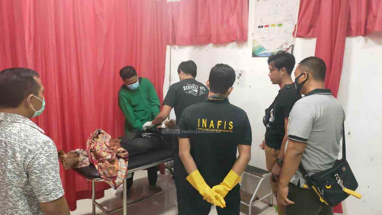 SUDAH TIADA: Petugas Inafis Polres Jember bersama Polsek Tempurejo ketika mendatangi puskesmas tempat korban dirawat. Nyawa korban tak tertolong setelah pingsan ketika latihan silat. Selanjutnya, jenazah korban diserahkan kepada keluarga untuk dimakamkan.