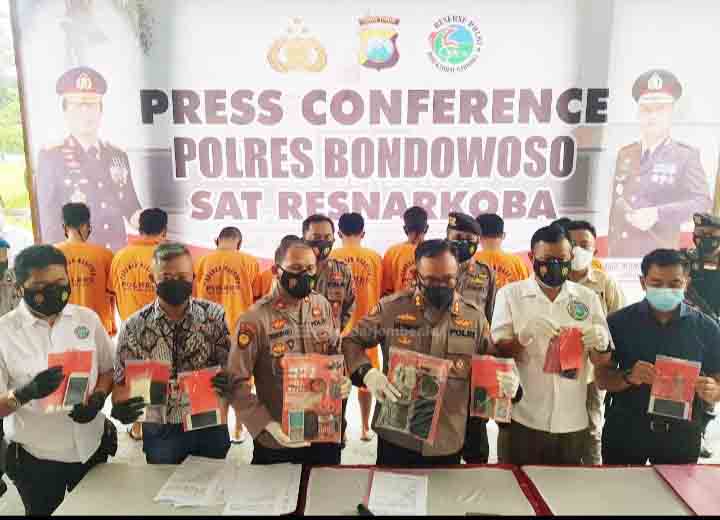 GELAR RILIS: Jajaran Polres Bondowoso ketika menggelar konferensi pers terkait dengan penangkapan sejumlah tersangka pengedar ganja di wilayah Bondowoso.