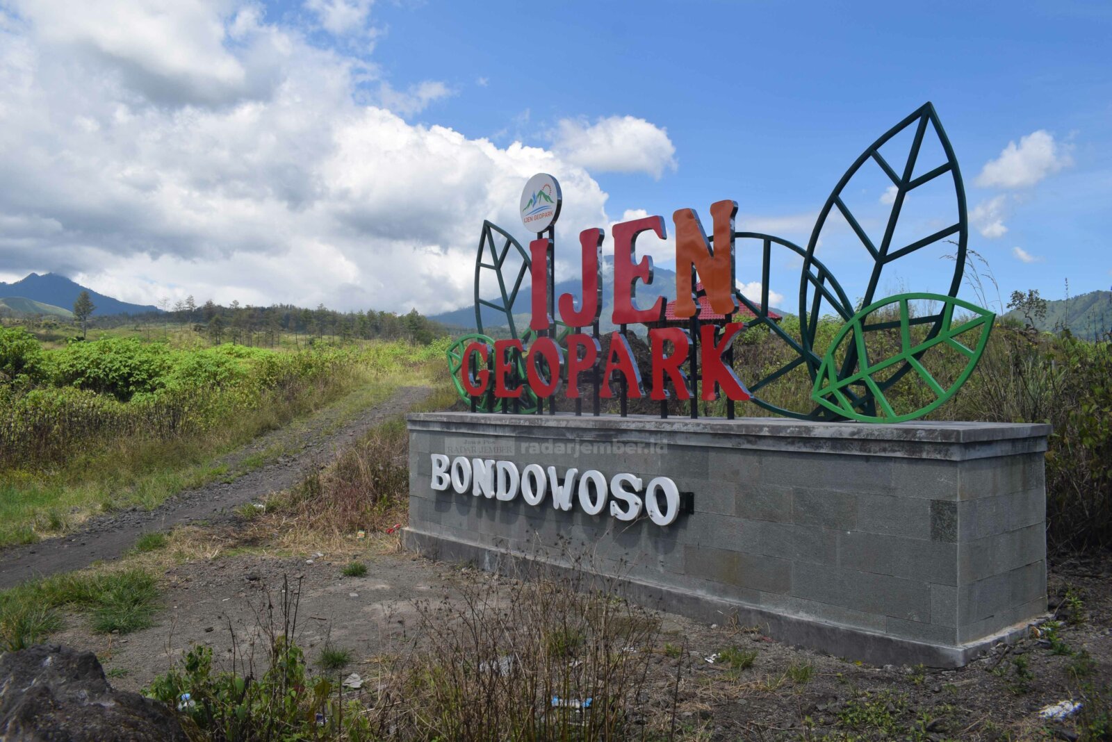 MOLOR: Logo Ijen Geopark di wilayah Kecamatan Ijen. Tim UNESCO Global Geopark (UGG) menunda kedatangannya di Bondowoso, karena masih dalam situasi pandemi.
