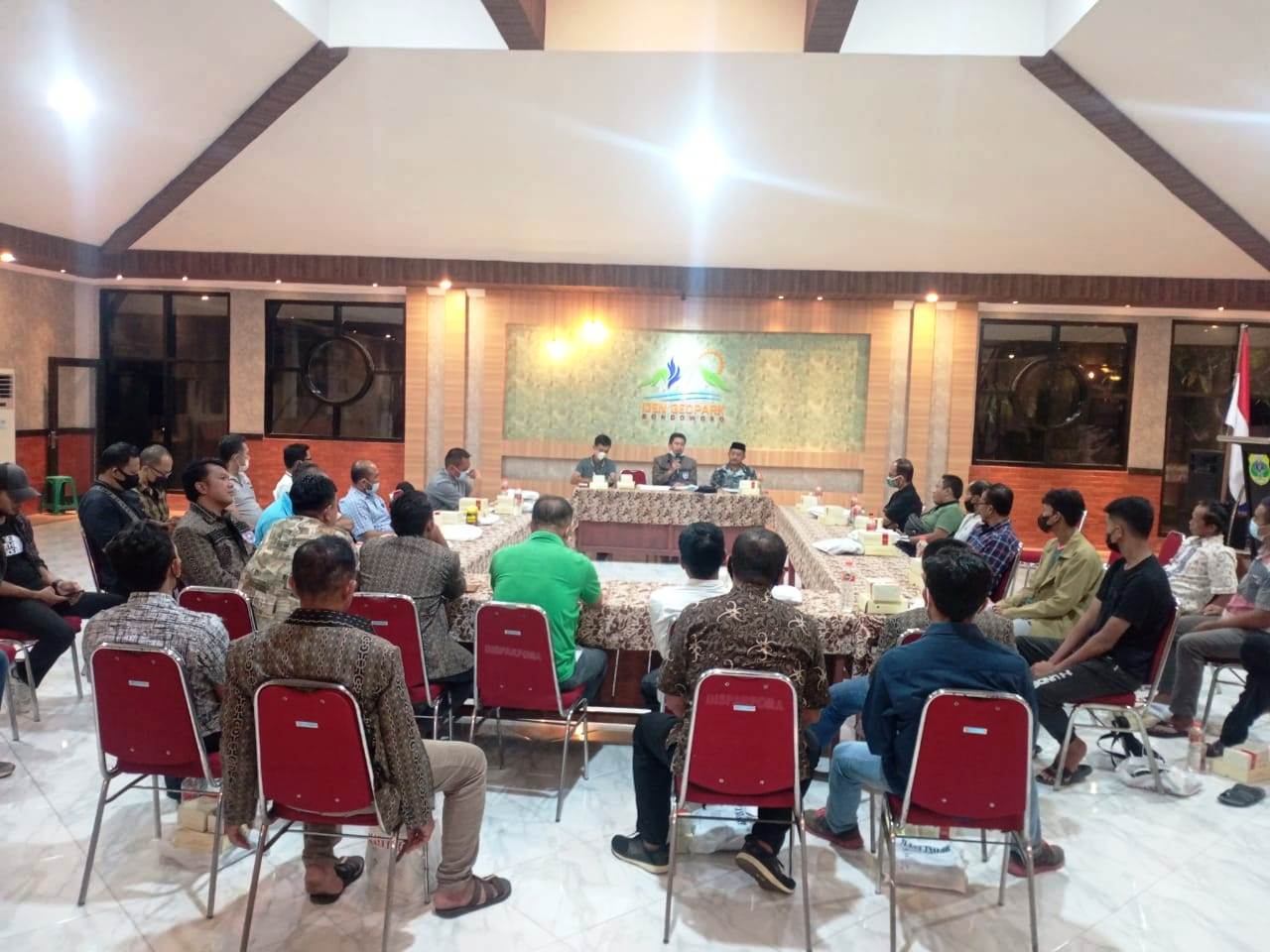 TERUS GELAR RAPAT: Askab PSSI Bondowoso ketika menggelar rapat, beberapa waktu lalu. PSSI Bondowoso siap mengelola klub baru di Liga 3 zona Jatim tahun ini.