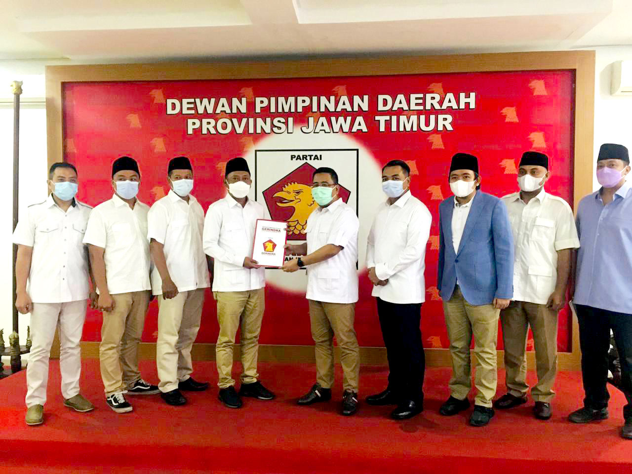 PENGURUS BARU: Ketua DPD Gerindra Jatim Anwar Shadad (lima dari kiri) memberikan SK pengangkatan Ketua DPC Gerindra Jember Ahmad Halim (empat dari kiri) di tengah jajaran kepengurusan Partai Gerindra, kemarin (24/6).