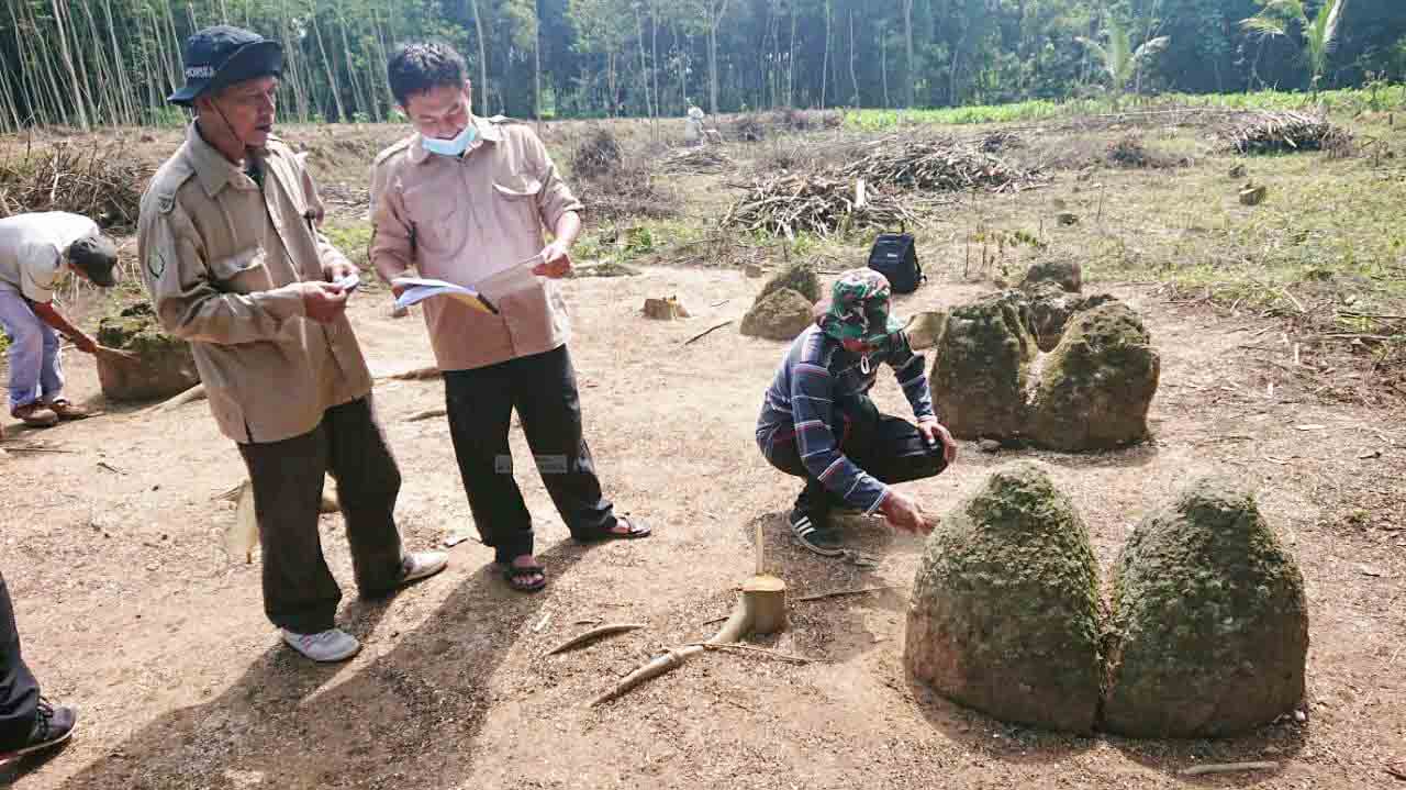 PENDATAAN: Tim Balai Pelestarian Cagar Budaya (BPCB) Jawa Timur ketika melakukan pendataan batu peninggalan megalitikum, kemarin. Selama 13 hari ke depan, mereka akan terus melakukan pendataan.