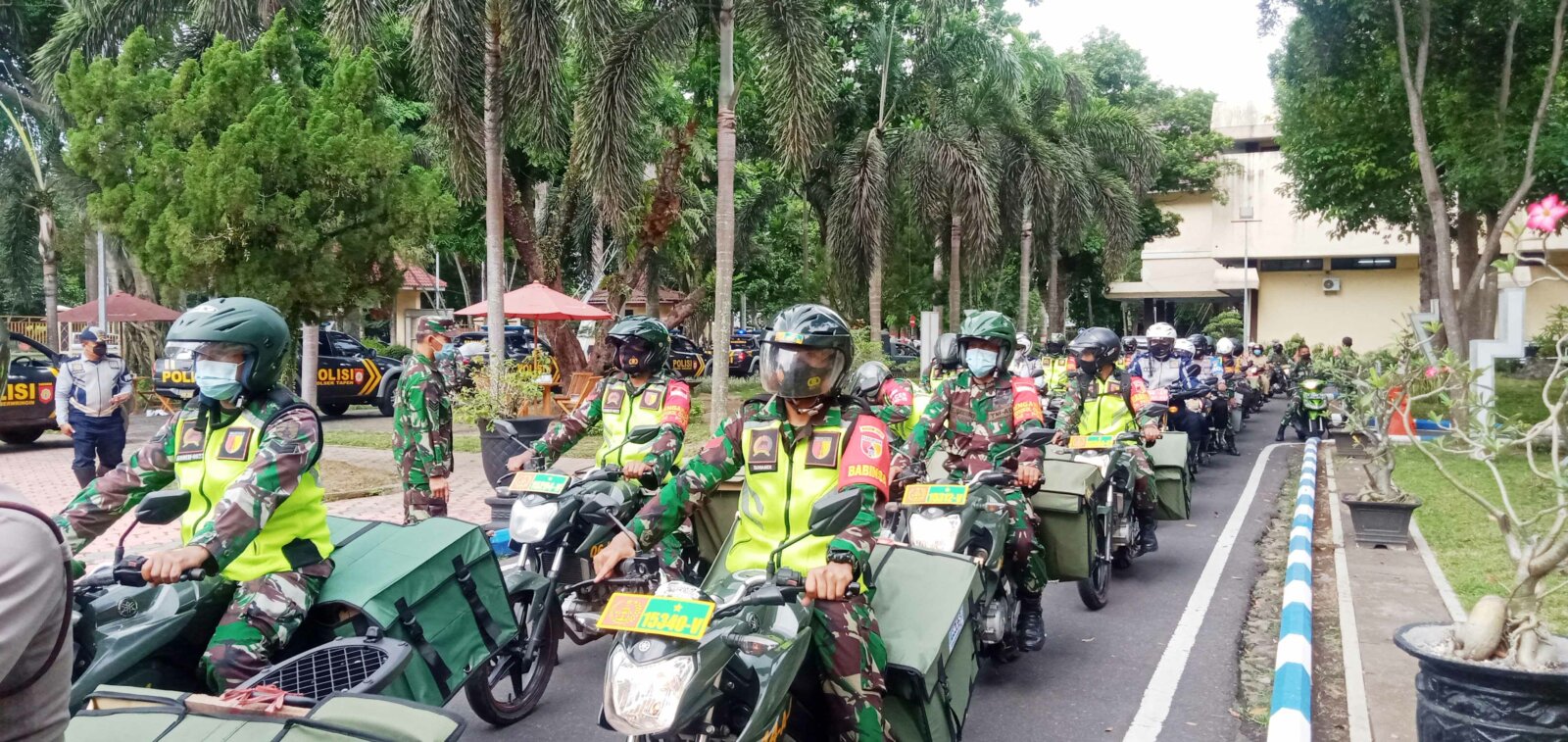 SIAGA: Tim pengantar bantuan sedang bersiap untuk diberangkatkan ke lokasi yang sudah ditentukan.