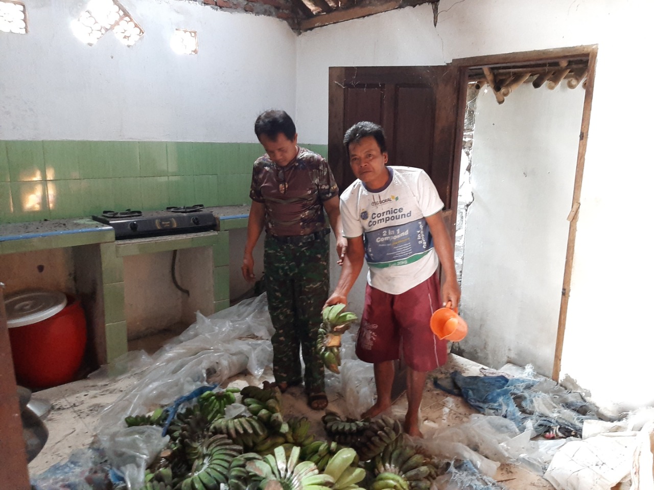SUMBER PETAKA: Puluhan sisir pisang masih berserakan. Di sinilah ledakan itu berasal hingga menyebabkan tiga orang sekeluarga terluka.