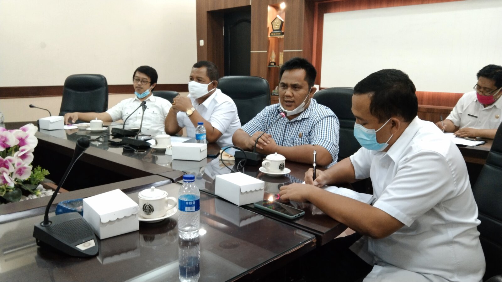 TERIMA ASPIRASI: Suasana rapat di gedung dewan terkait penyampaian aspirasi warga kepada PT Semen Imasco Asiatic.