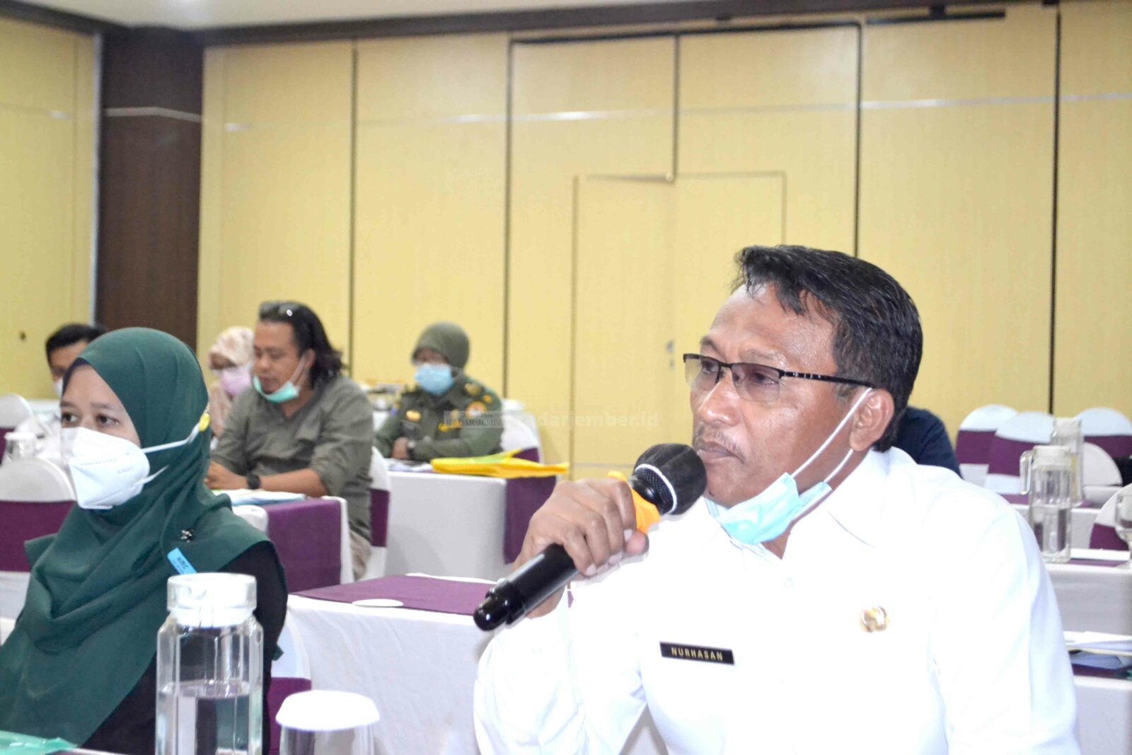 KONSULTASI PUBLIK: Kades Puger Kulon Nurhasan mengungkapkan kondisi dan keluhan masyarakat tentang Pulau Nusa Barong. Hal itu dia sampaikan dalam penyusunan Rencana Pengelolaan Jangka Panjang Pulau Nusa Barong.