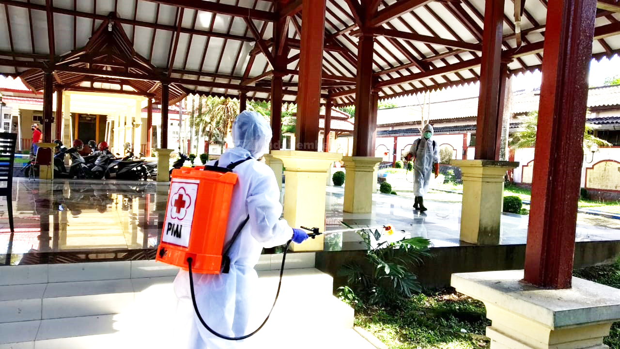 UPAYA PENCEGAHAN: Penyemprotan disinfektan oleh PMI Bondowoso di Wisma Wakil Bupati Bondowoso.