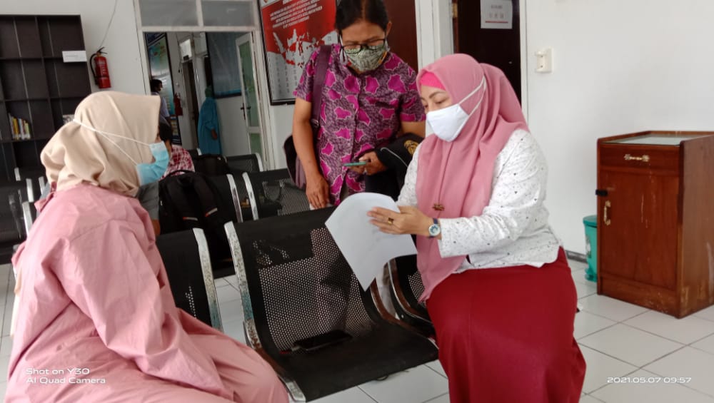 KAWAL ISU: Jurnalis warga GPP Jember ketika wawancara drg Ailin Ari Risnia (kanan), Penanggung Jawab Upaya Kesehatan Masyarakat (PJUM) Puskesmas Sumbersari.
