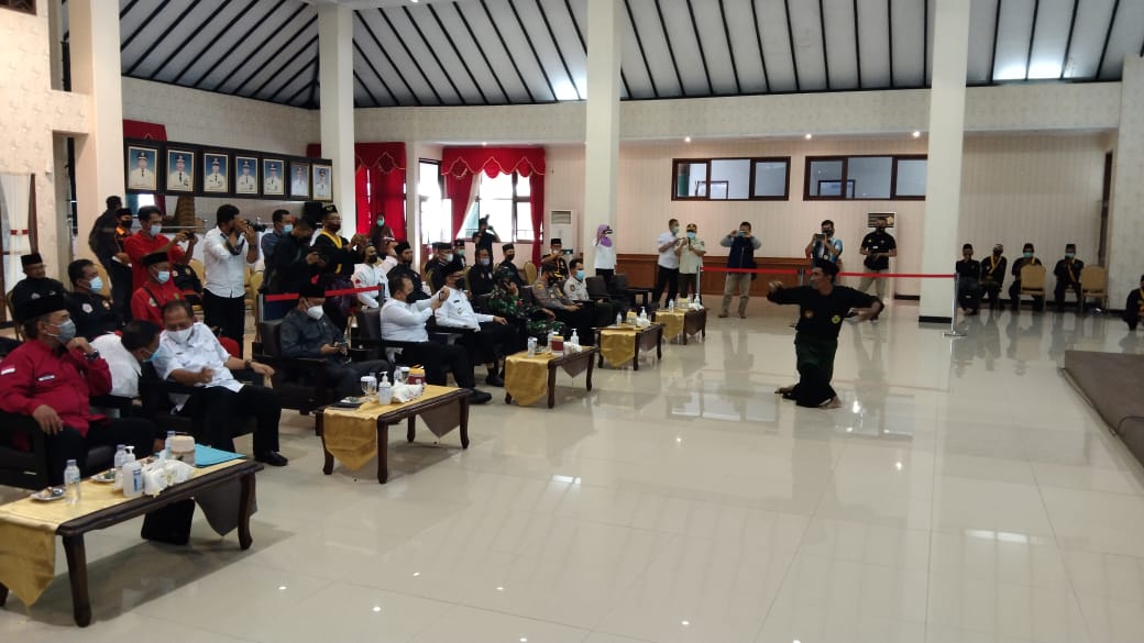ATRAKTIF: Pencak silat Cimande disuguhkan perdana dalam pertemuan pencak silat di Pendapa Wahyawibawagraha Jember, Rabu (9/6).