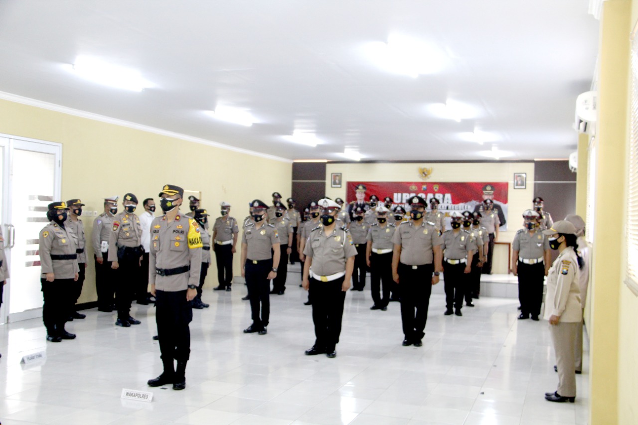 NAIK PANGKAT: Sebanyak 33 personel Kepolisian Resor (Polres) Lumajang naik pangkat. Prosesi kenaikan pangkat dilakukan secara virtual di Aula Sarpras Polres Lumajang, kemarin.
