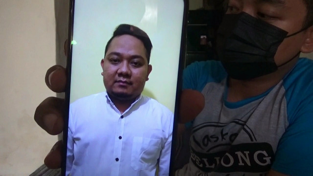 TUNJUKKAN: Keluarga korban saat menunjukkan foto Deni Nova Saputra di kediaman rumah duka, kemarin sore. Keluarga memang sudah ikhlas, tetapi kekhawatiran warga perlu dijawab.