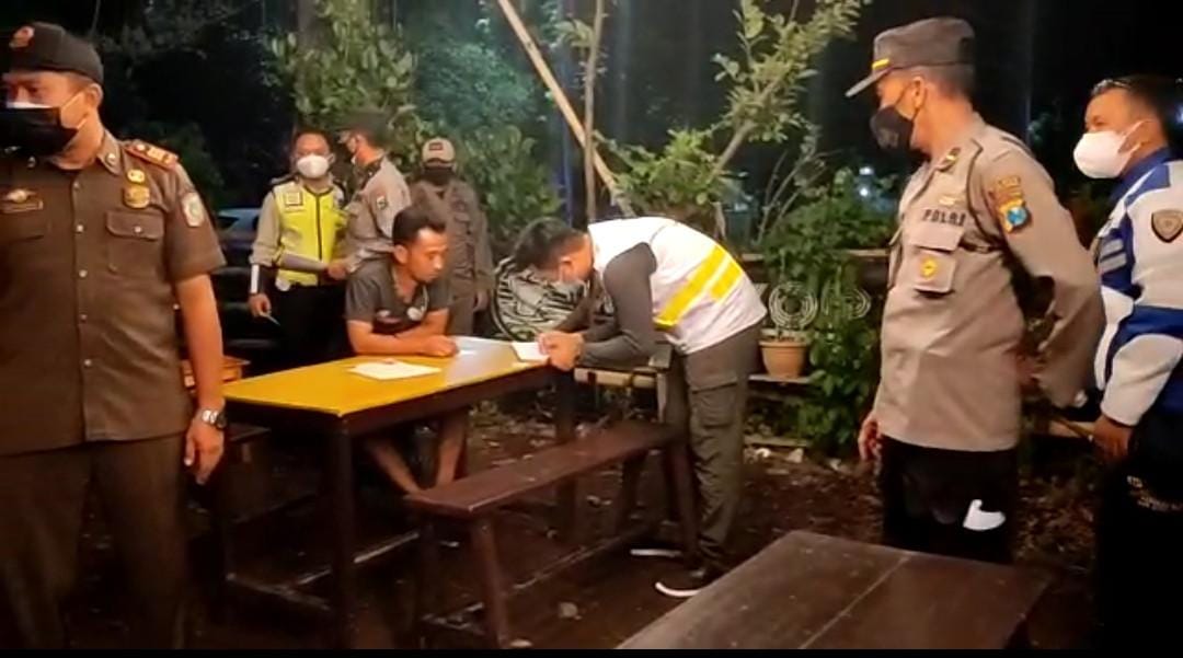 DI-SWAB: Belasan pemuda yang mabuk di salah satu warung kopi Desa Condro, Kecamatan Pasirian, kemarin, terjaring Tim Hunter Covid. Seluruhnya dilakukan swab oleh petugas dan ditemukan satu di antaranya terpapar korona.